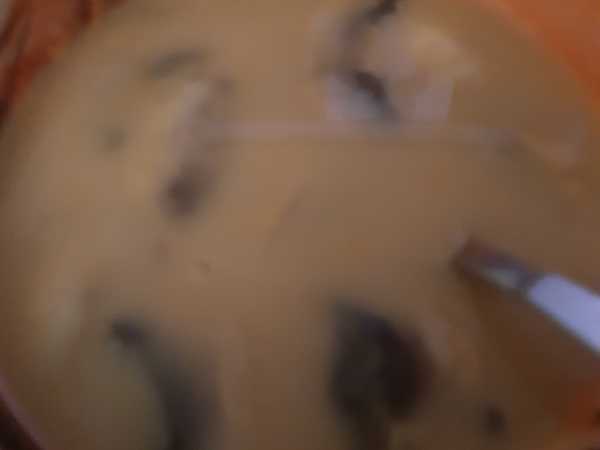 Illustration de Soupe aux champignons et paprika